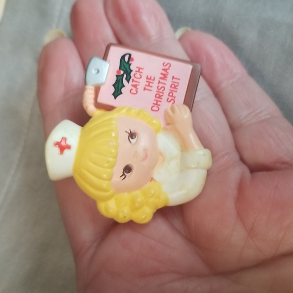 1983 NURSE " CATCH THE CHRISTMAS SPIRIT " Pin - Picture 2 of 4